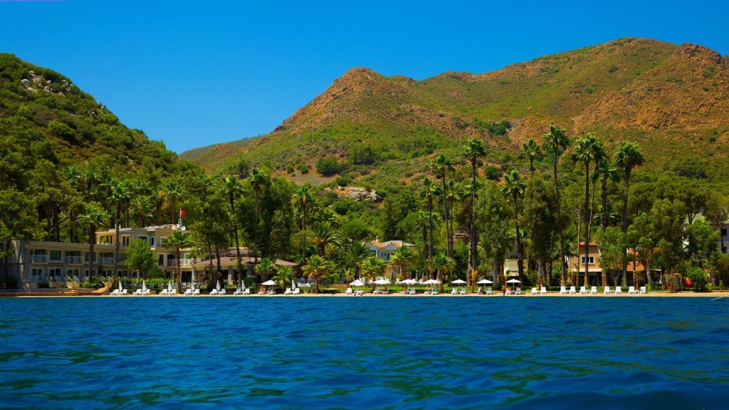 Çanakkale’nin saklı cenneti Aksaz Plajı, masmavi denizi ve huzurlu atmosferiyle