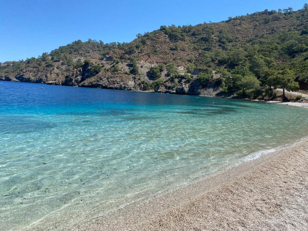 Fethiye’nin merkezine yalnızca 4 kilometre uzaklıkta bulunan Boncuklu Koyu, berrak