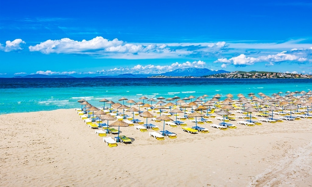 İzmir’in Çeşme ilçesindeki Ilıca Plajı, ücretsiz girişi, çarşaf gibi denizi