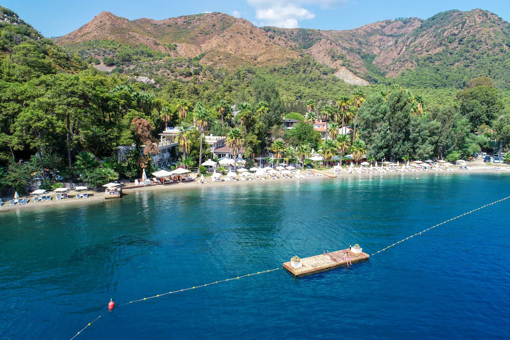 Çanakkale'nin Ayvacık ilçesinde yer alan Aksaz Plajı, kalabalıktan uzak, doğayla