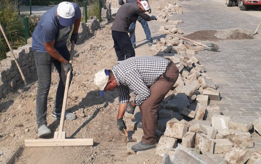 Bigadiç Belediyesi, ilçe genelinde yürüttüğü yol düzenleme ve iyileştirme çalışmalarıyla