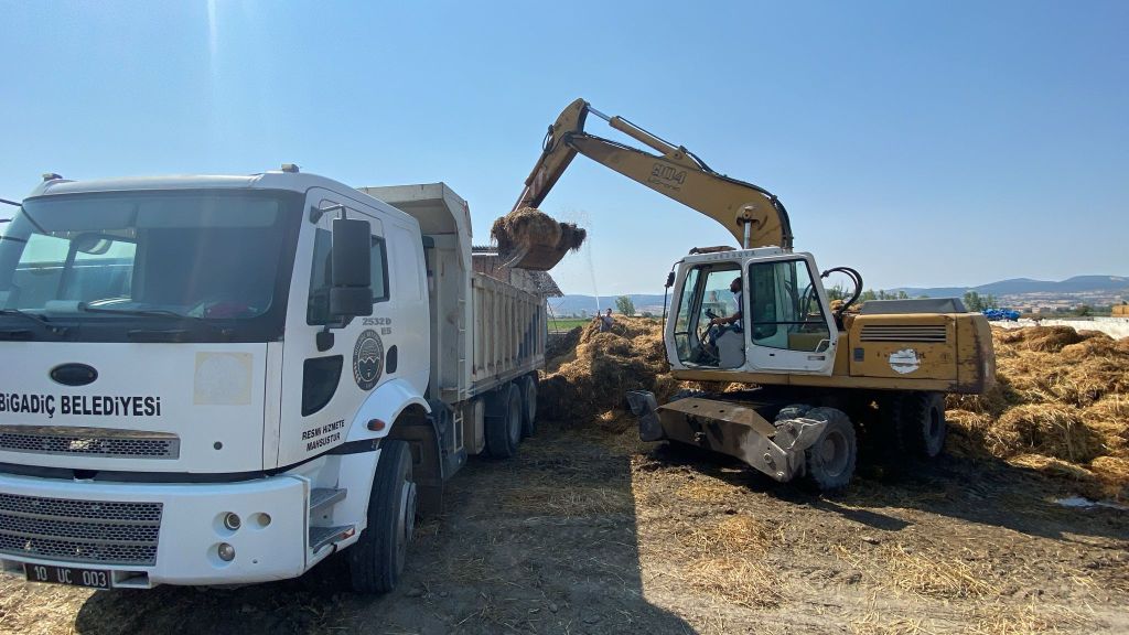 Bigadiç’te bir besi çiftliğinde çıkan yangın, ekiplerin hızlı müdahalesi sayesinde