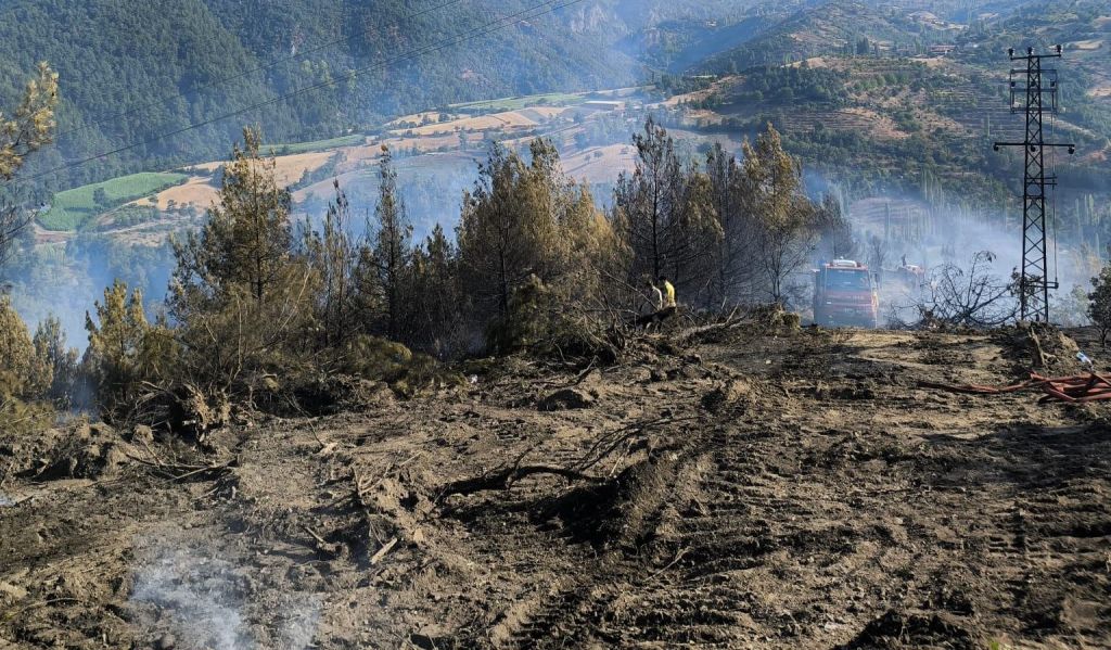 Balıkesir’in Bigadiç ilçesine bağlı Yağcılar bölgesinde çıkan yangına, belediye ve