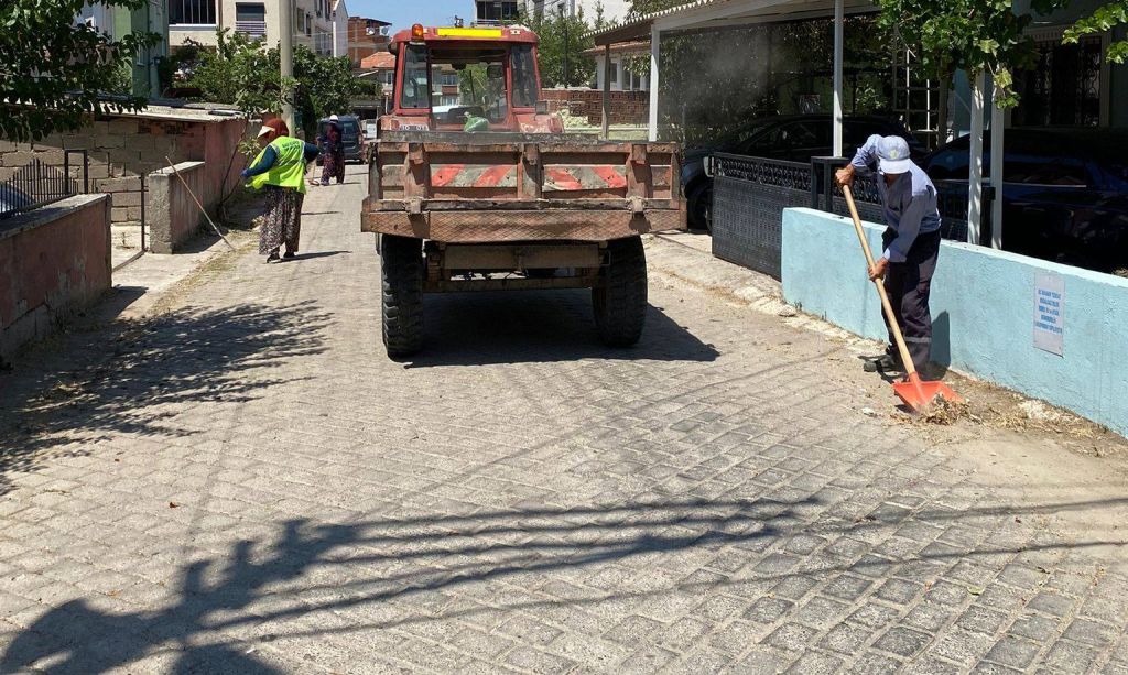 Bigadiç Belediyesi, ilçe genelinde temizlik çalışmalarına aralıksız devam ediyor. Vatandaşlara