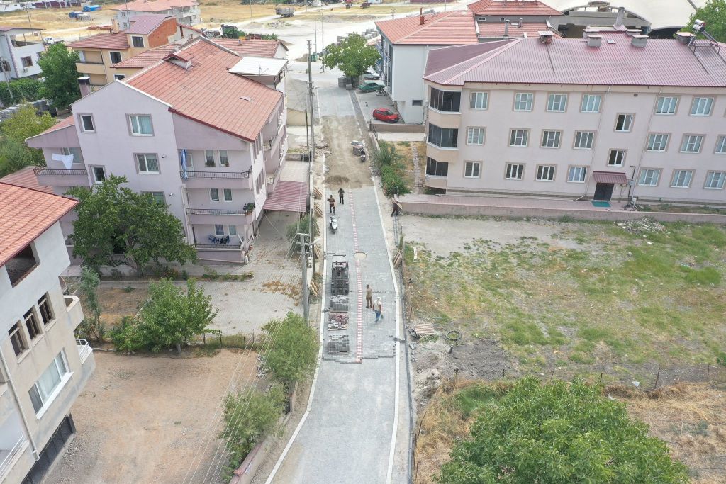 İvrindi Belediyesi, Bedrettin Mahallesi’nde yürütülen parke taşı döşeme ve zemin