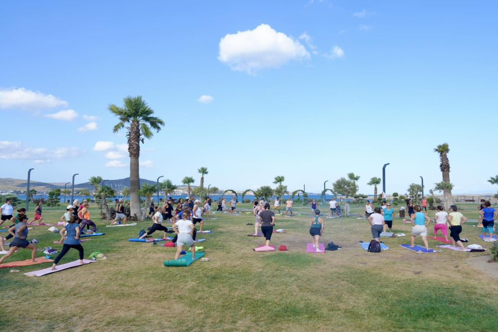 Burhaniye Belediyesi, yaz aylarında vatandaşların hem beden hem de ruh