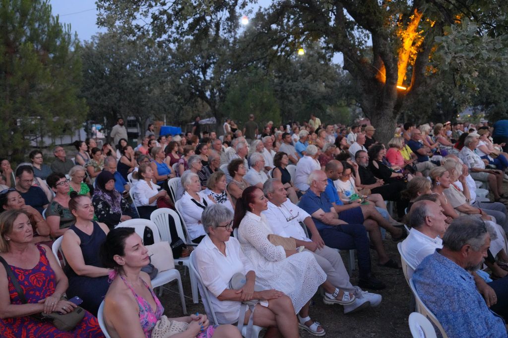 Burhaniye’nin kültürel zenginliğini ön plana çıkaran Uluslararası ADRA’FEST, bu yıl