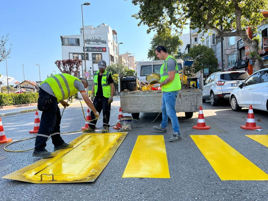 Bandırma’da yaya geçitleri hem görünürlük hem de dayanıklılık açısından yenilenerek