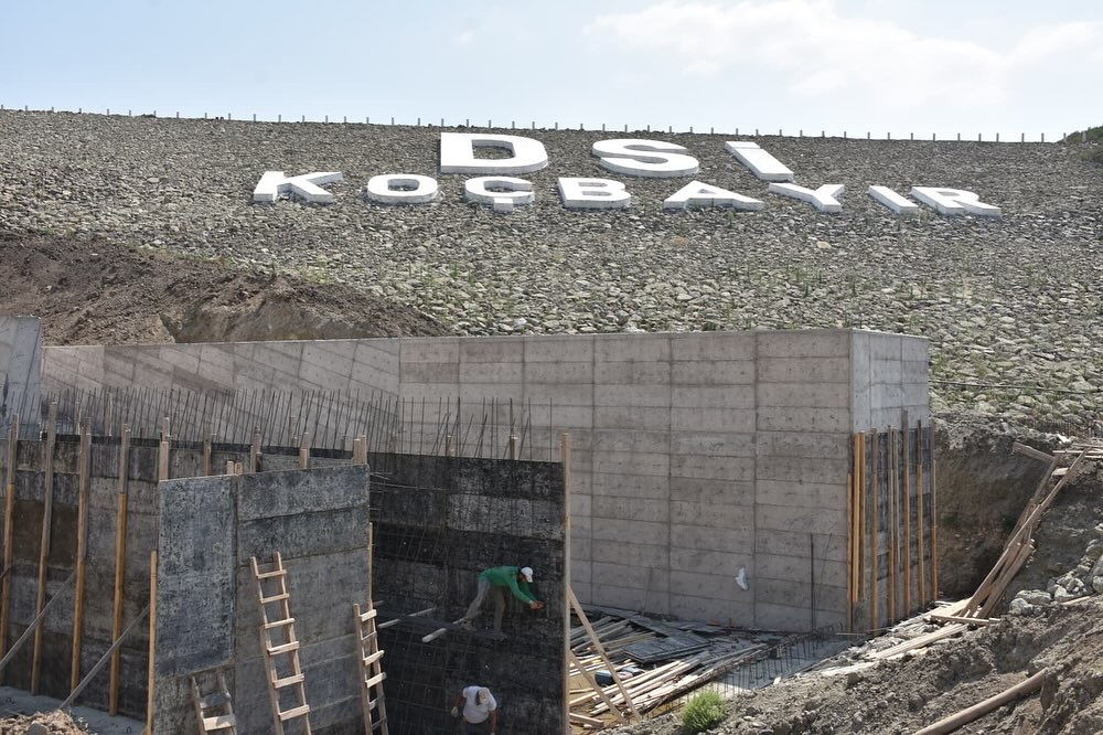 Balıkesir’in Gönen ilçesinde yapımı süren Koçbayır Göleti’nde çalışmalar hız kesmeden