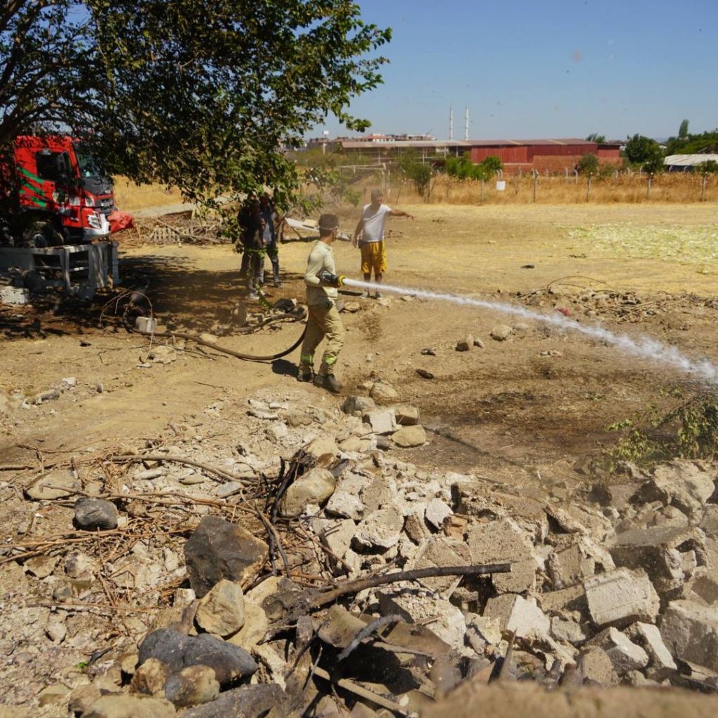 Balıkesir’in Edremit ilçesi Hamidiye Mahallesi’nde kapalı spor salonunun arkasında bulunan