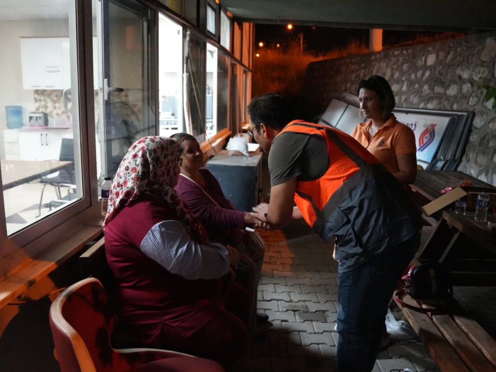 Sındırgı Belediye Başkanı Serkan Sak, yaşanan depremin ardından ilçede yürütülen