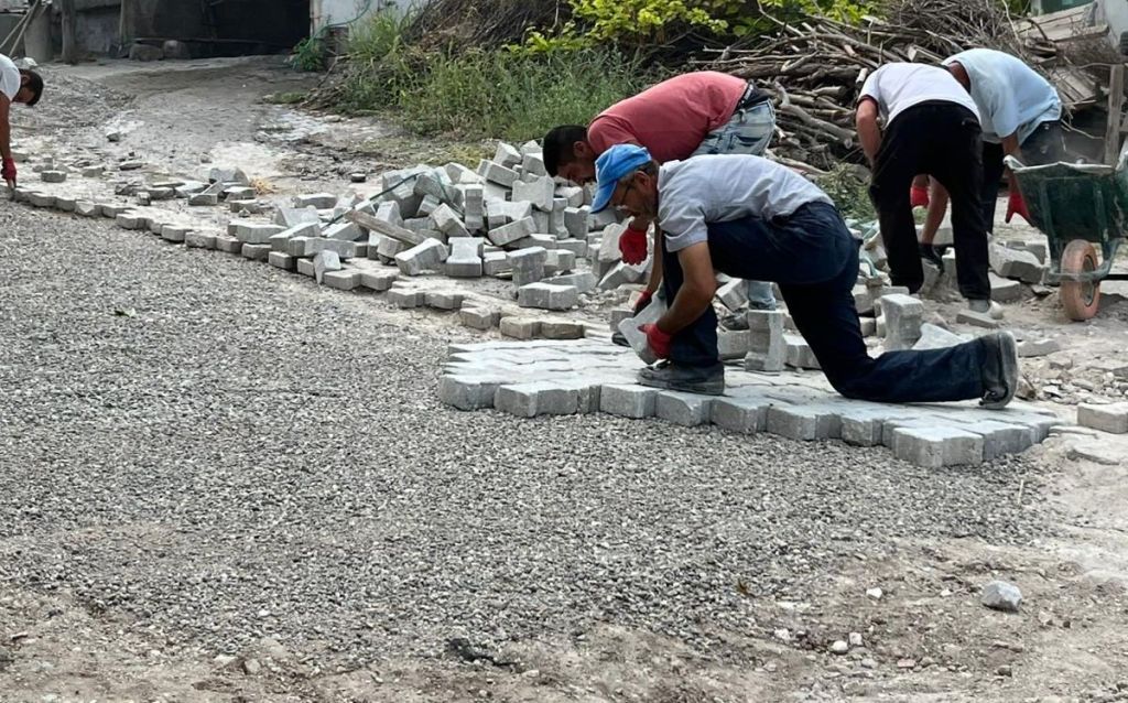 Bigadiç Belediyesi, ilçenin farklı bölgelerinde yol düzenleme çalışmalarına aralıksız devam