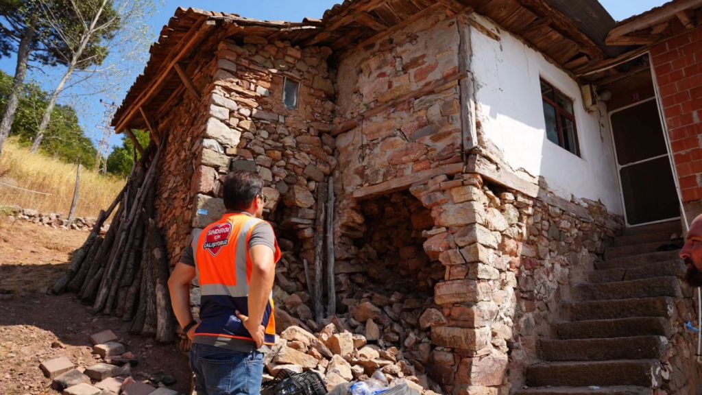 Sındırgı’da depremden etkilenen vatandaşlara destek ziyaretleri devam ediyor. Afyonkarahisar Belediye