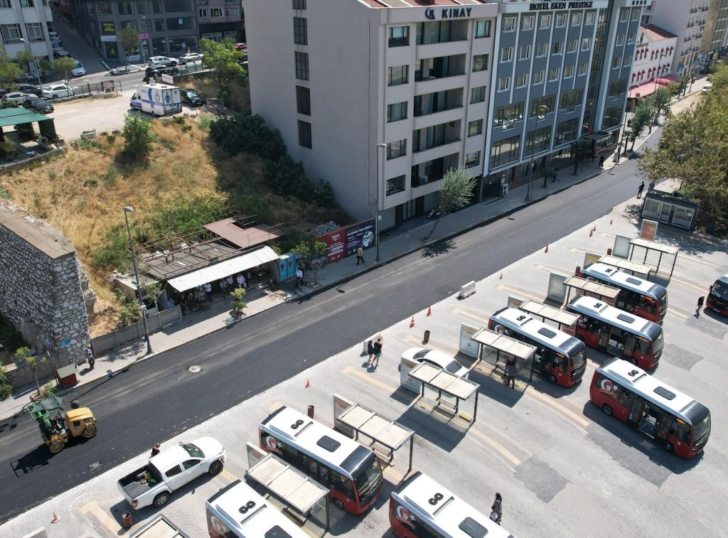 Bandırma’da mahallelerde parke taşı döşeme, asfalt yama ve serim çalışmaları