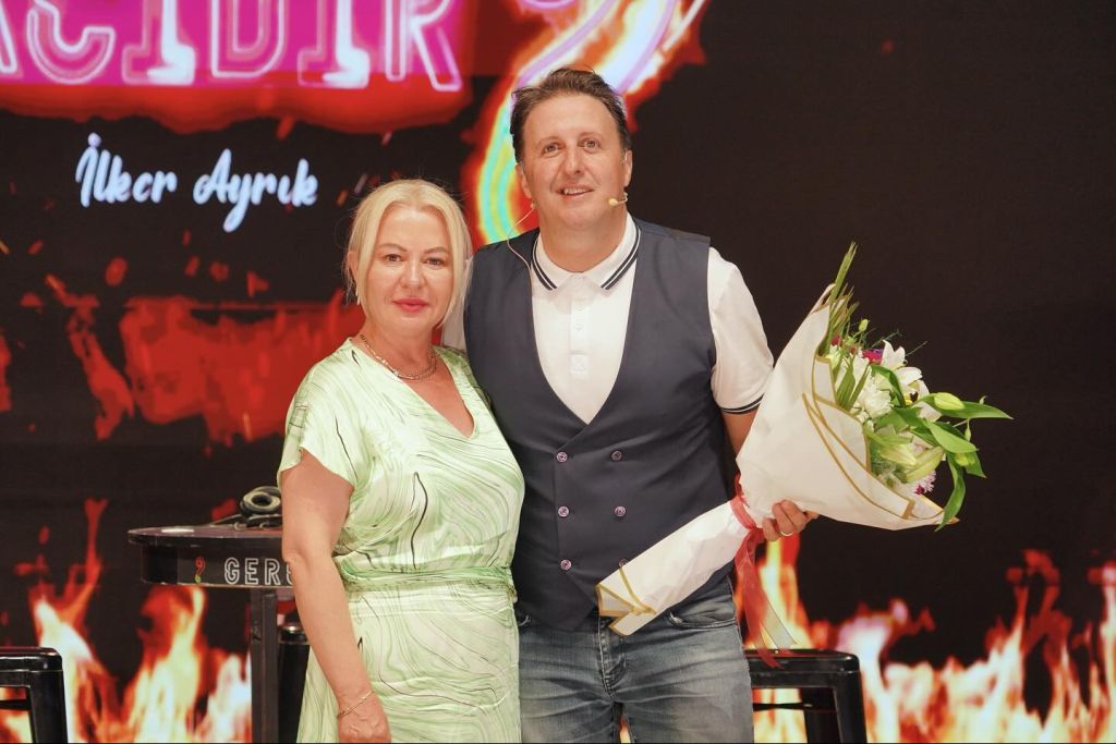 Ayvalık’ta Kahkaha Dolu Unutulmaz Gece 532128585 18495253687064151 6470685885770885079 n - Marmara Bölge Gazetesi