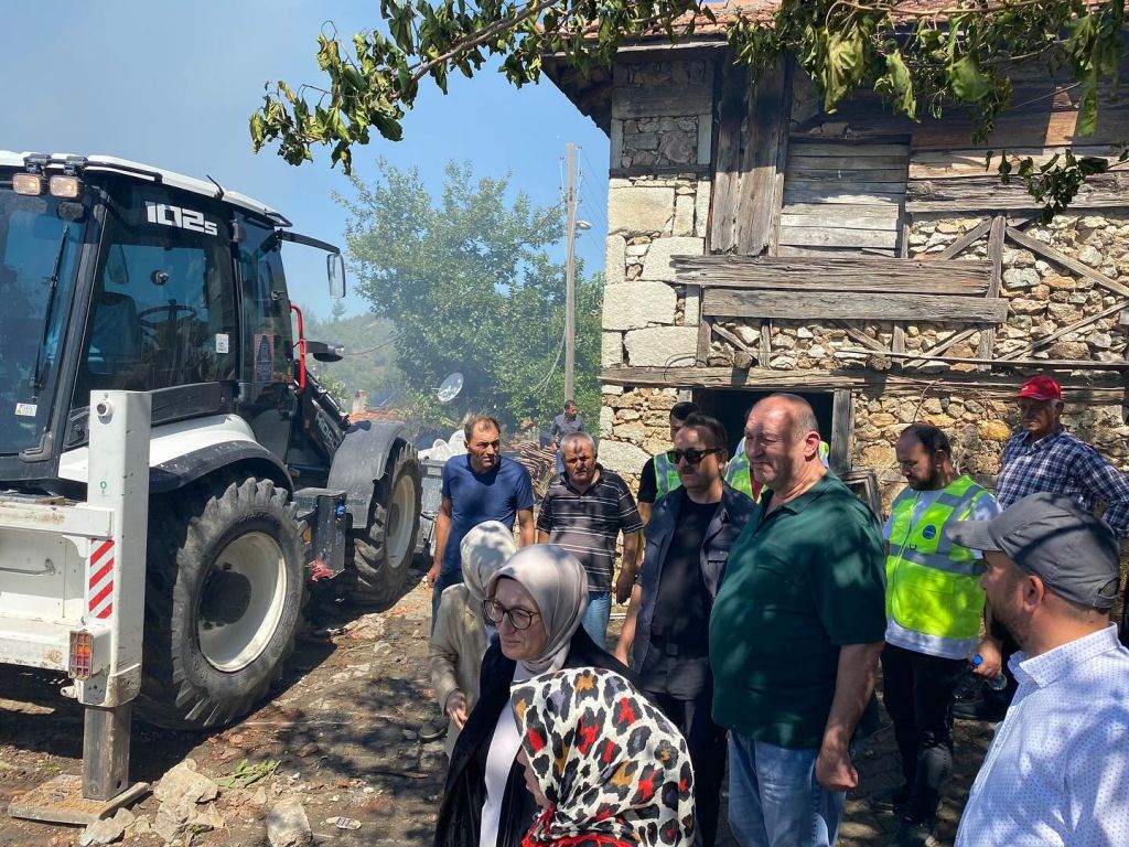 Köseler Mahallesi’nde çıkan yangının ilk anından itibaren Bigadiç Belediyesi ekipleri,