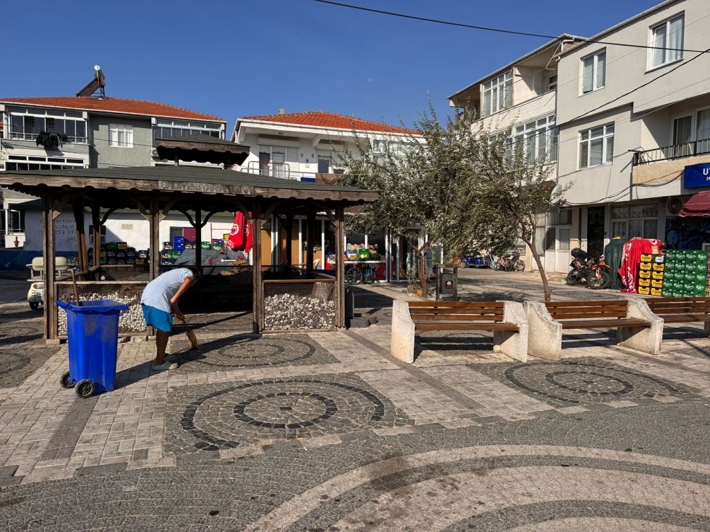 Marmara Adalar Belediyesi, çevre ve sahil temizliği çalışmalarını aralıksız sürdürüyor.