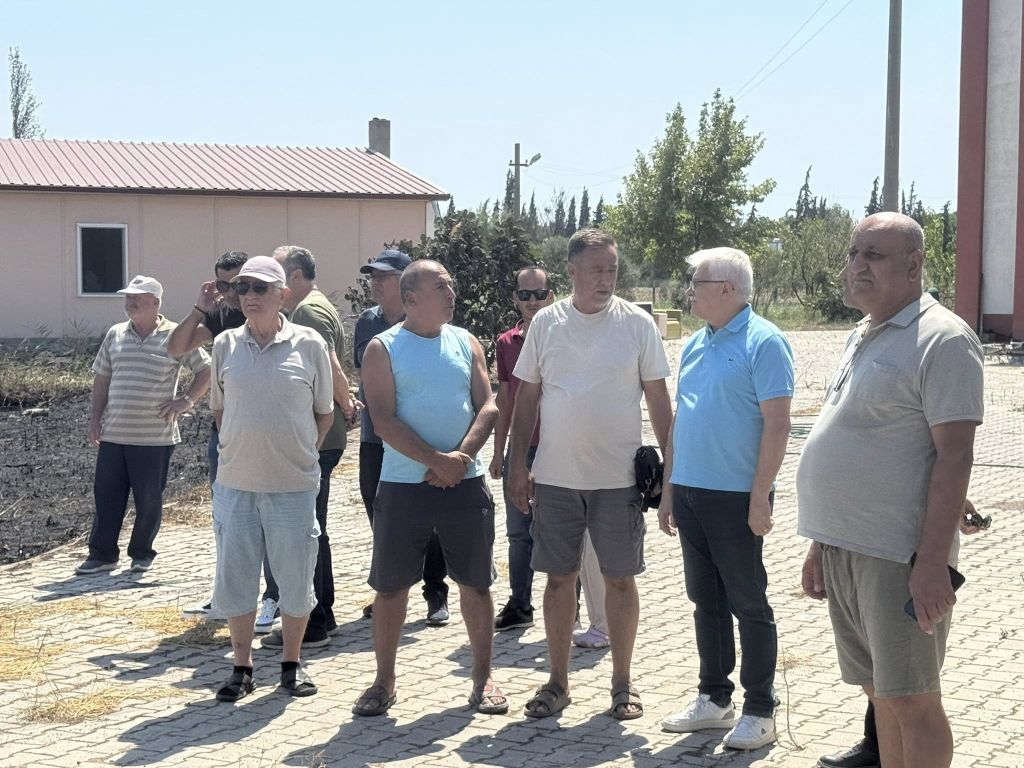 İmko Sitesi çevresinde çıkan sazlık yangının ardından Burhaniye Belediyesi ekipleri