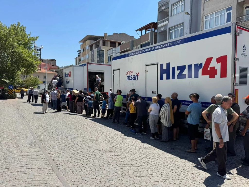 Sındırgı Belediye Başkanı Serkan Sak, depremin ilk anından itibaren hemşehrilerinin