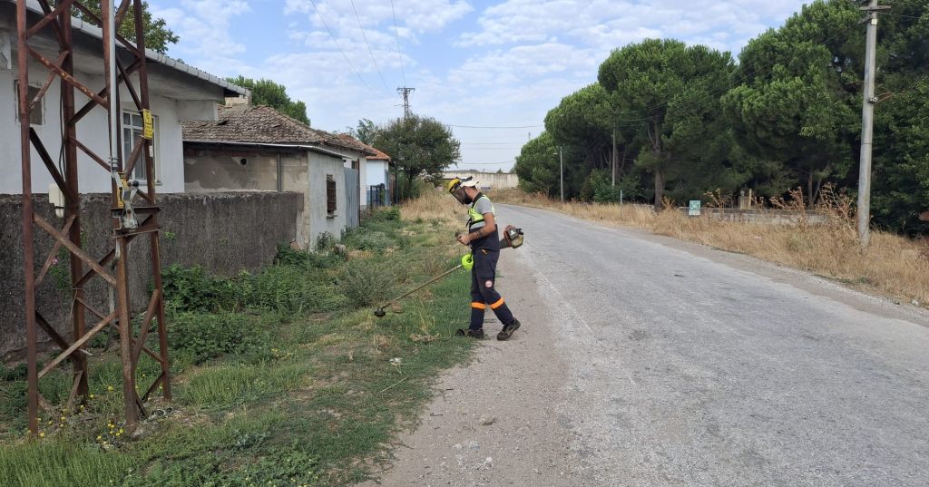 Susurluk Belediyesi, ilçenin dört bir yanında temizlik ve çevre düzenleme