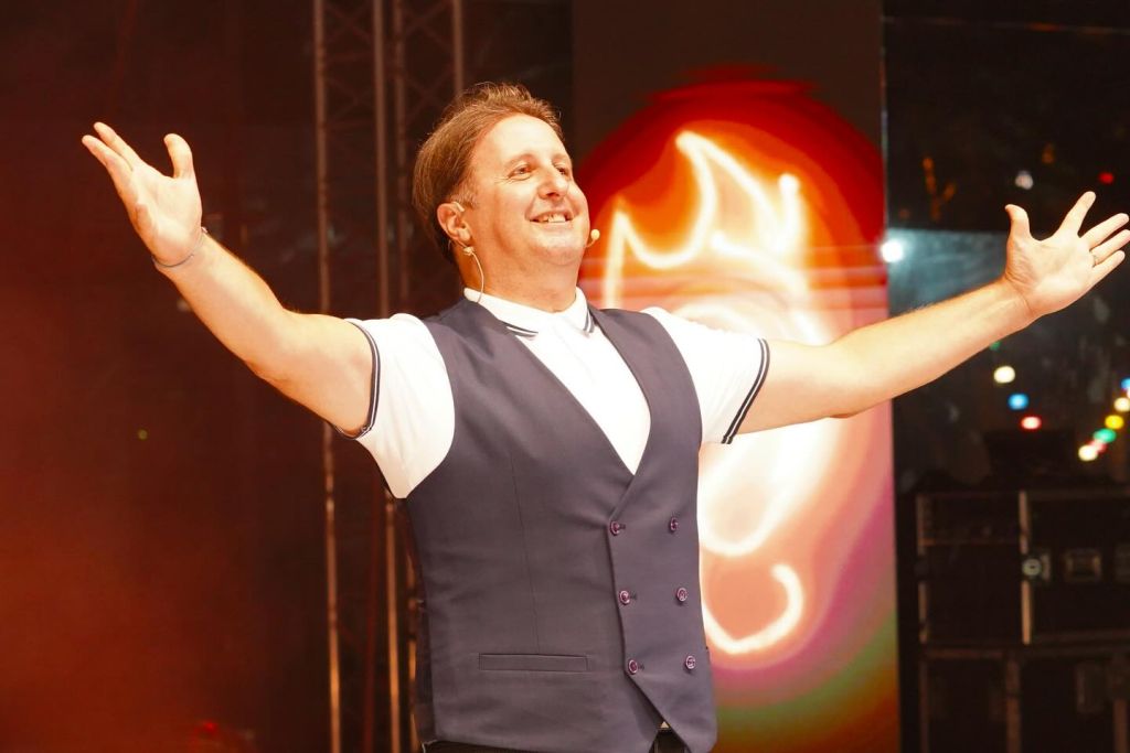 Balıkesirli sevilen oyuncu ve sunucu İlker Ayrık, “Gerçekler Acıdır” adlı