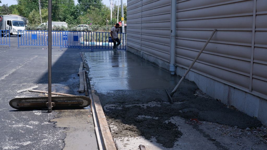 Susurluk Belediyesi, Şehit Fikret Caddesi’nde asfaltlama çalışmalarının ardından kaldırım düzenleme