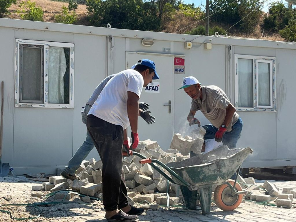 Bigadiç Belediyesi, Köseler Mahallesi’nde yaşayan vatandaşlara yönelik destek çalışmalarını aralıksız