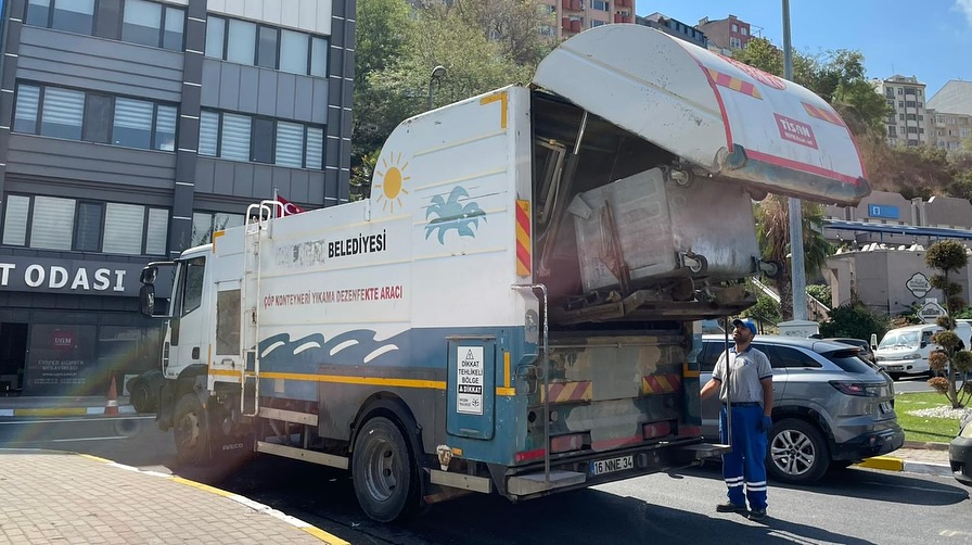 Bandırma Belediyesi, şehir genelinde çöp konteynerlerini düzenli olarak yıkayıp dezenfekte