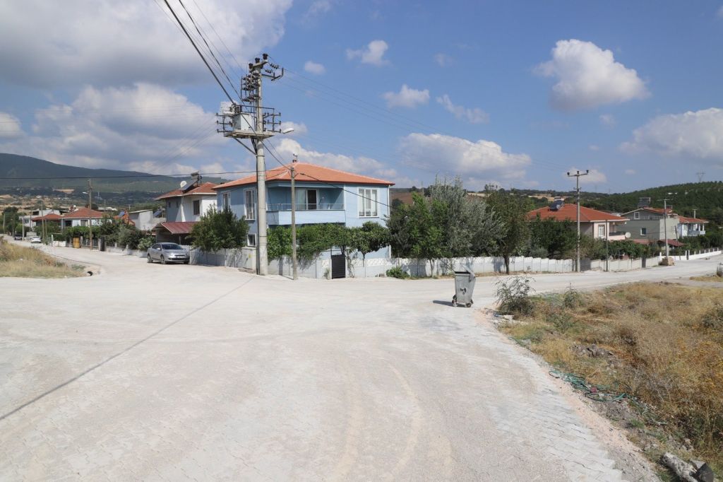 Gönen Belediyesi, Karalarçiftliği Mahallesi’nde yürüttüğü parke taşı döşeme, yol bakım