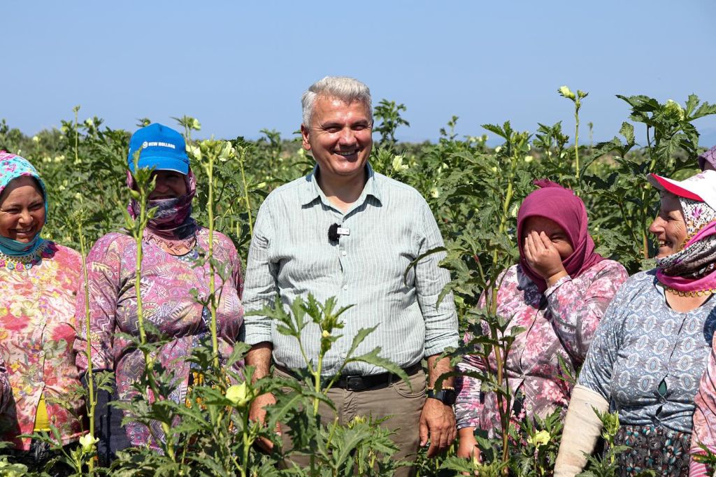 Mustafa Canbey Üreticilerle Bamya Hasadında 535645833 18525418801049268 3225367572797346118 n - Marmara Bölge Gazetesi