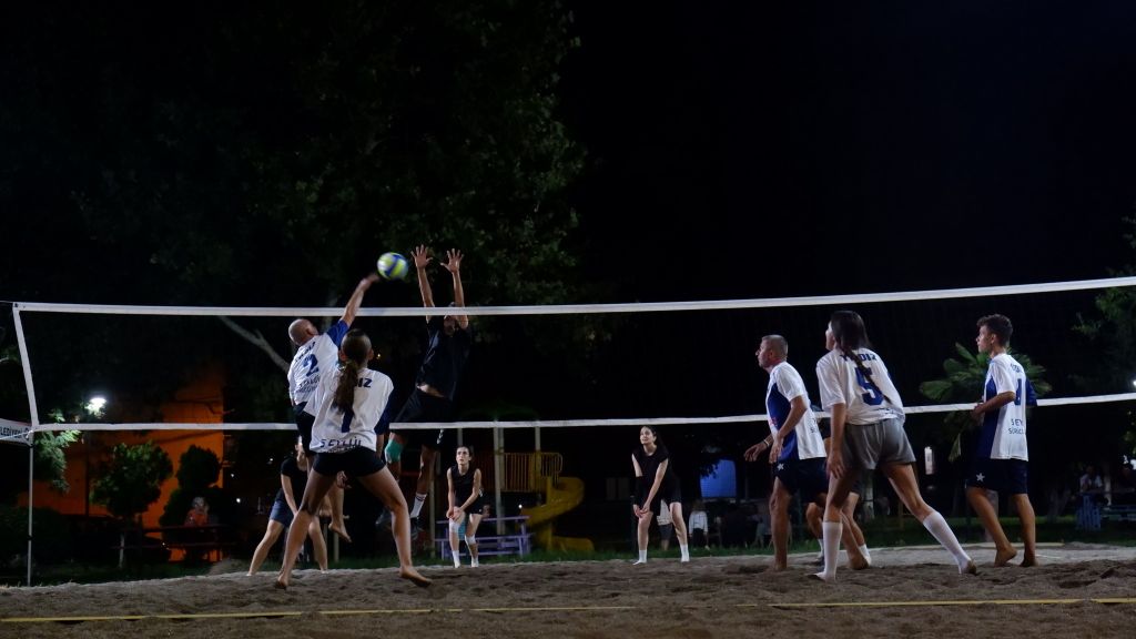 Susurluk Belediyesi Spor İşleri Müdürlüğü tarafından organize edilen plaj voleybolu