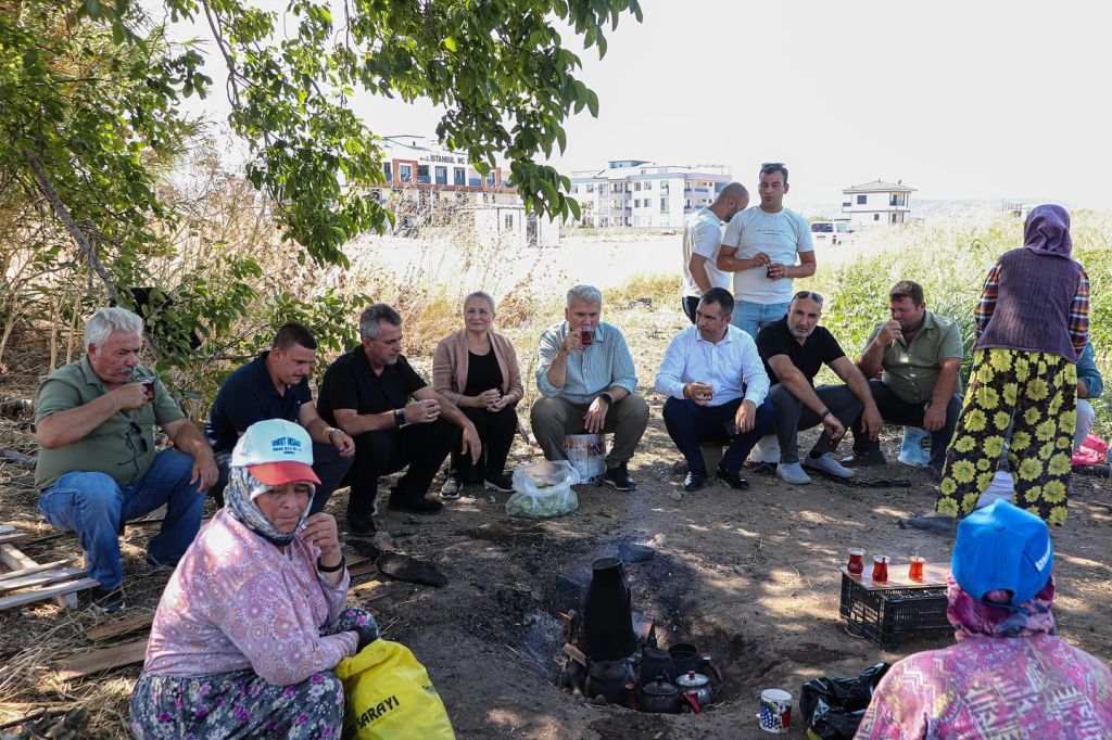 Mustafa Canbey Üreticilerle Bamya Hasadında 536700215 18525418798049268 8560632223236636307 n - Marmara Bölge Gazetesi