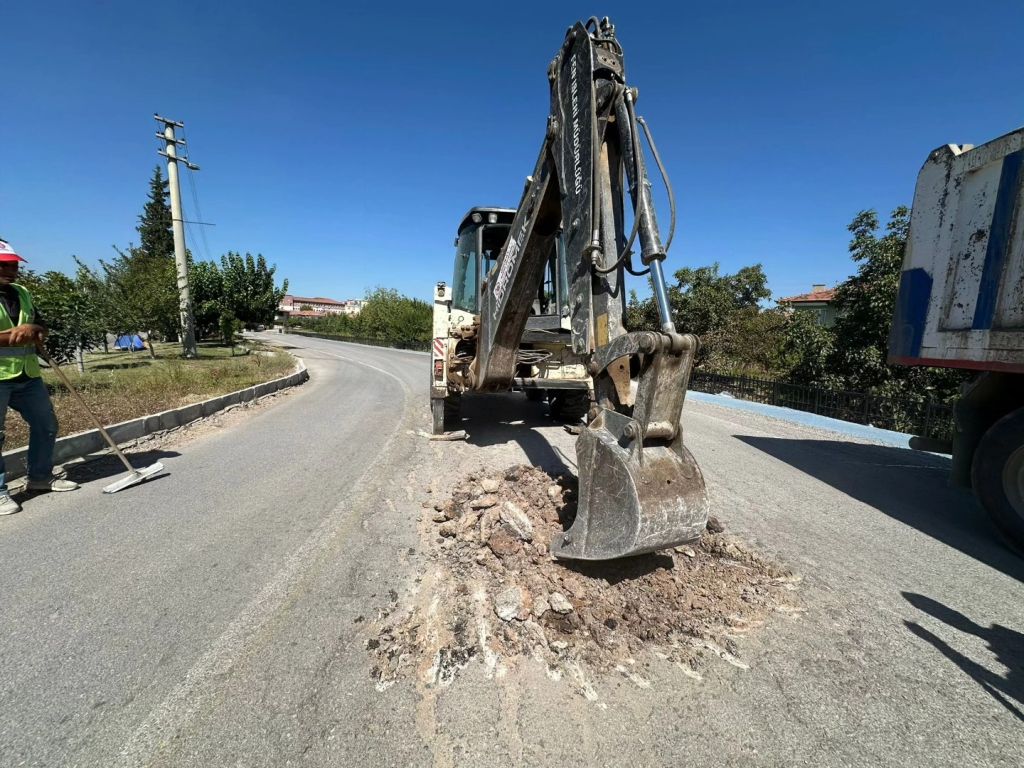 Sındırgı Belediyesi, deprem sonrası yaraları sarmak için çalışmalarına aralıksız devam
