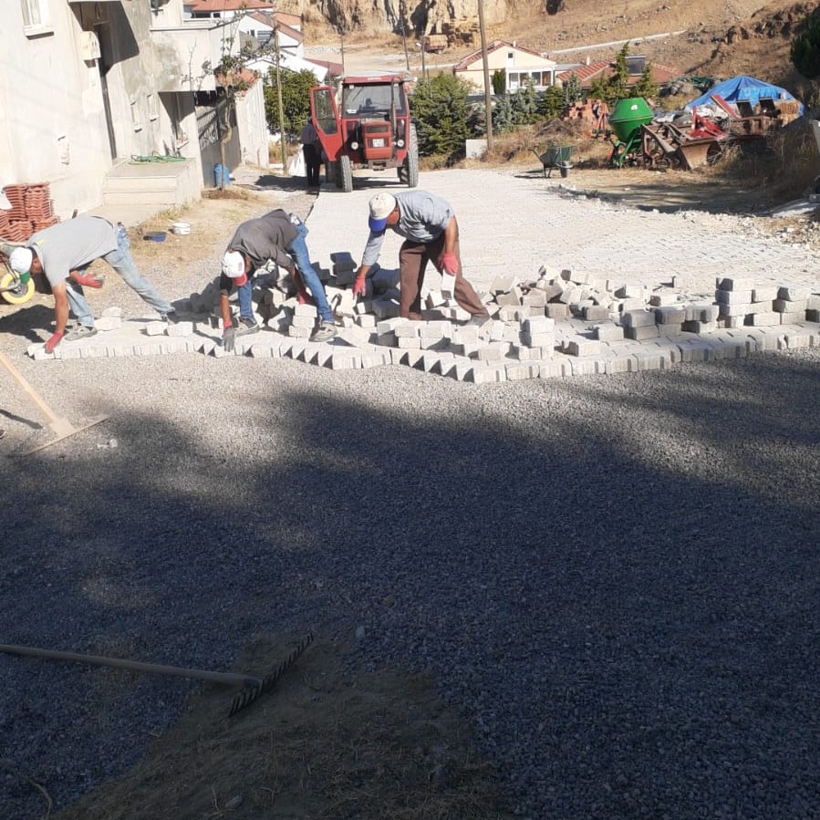 Bigadiç Belediyesi, ilçenin dört bir yanında yürüttüğü parke taşı döşeme