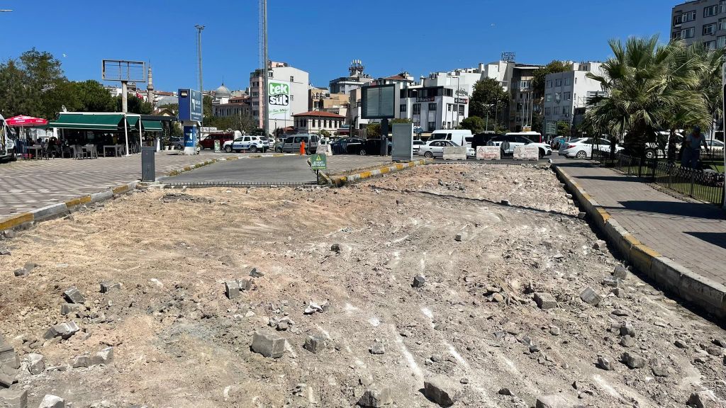 Bandırma Belediyesi, yazın tozdan kışın çamurdan kurtulmak için başlattığı yol