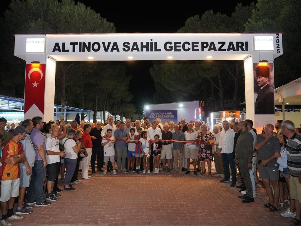 Altınova Sahil Gece Pazarı ışıl ışıl stantları ve canlı atmosferiyle