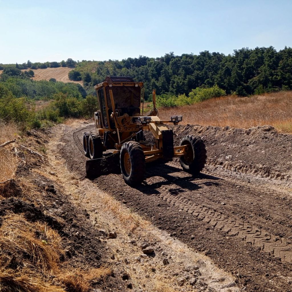 Bigadiç Belediyesi, kırsal mahallelerde yol bakım ve düzenleme çalışmalarını sürdürüyor.