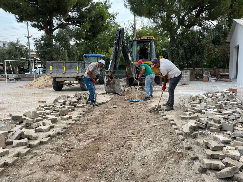 Atatürk İlkokulu bahçesinde doğalgaz kazısı sonrası başlayan parke taşı döşeme