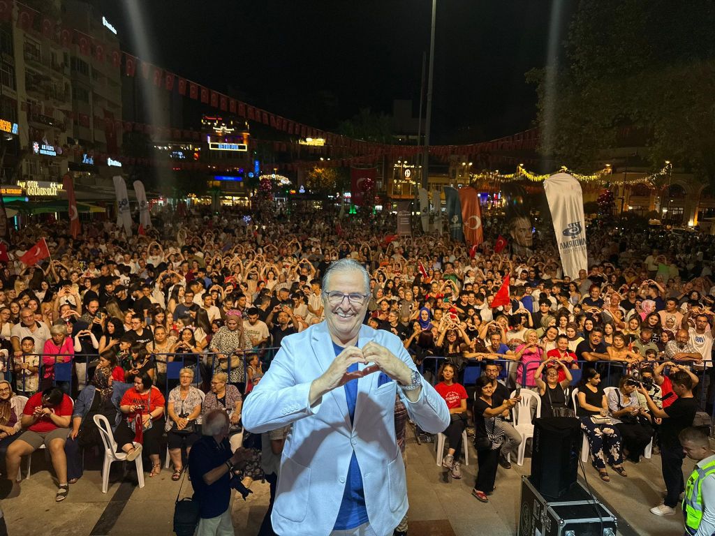 Bandırmalılar Geç Saatlerde Meydanlara Akın Etti! 540103021 1320760152739668 8884479650669159419 n - Marmara Bölge Gazetesi