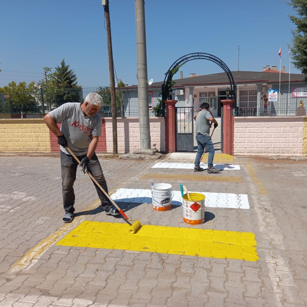 Bigadiç Belediyesi, yeni eğitim yılı öncesi okul çevresindeki yaya geçitlerini
