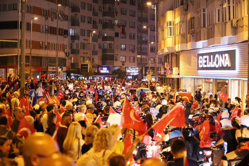 Balıkesir’in Bandırma ilçesinde 30 Ağustos Zafer Bayramı, Fener Alayı yürüyüşü