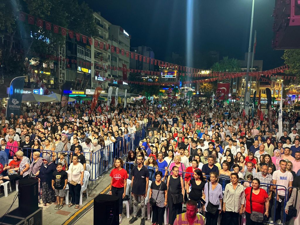 Bandırmalılar Geç Saatlerde Meydanlara Akın Etti! 541296910 1320760696072947 7759496206047344802 n - Marmara Bölge Gazetesi