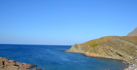 Gökçeada’nın saklı cennetlerinden Yıldız Koyu Plajı, doğal kaya oluşumları ve
