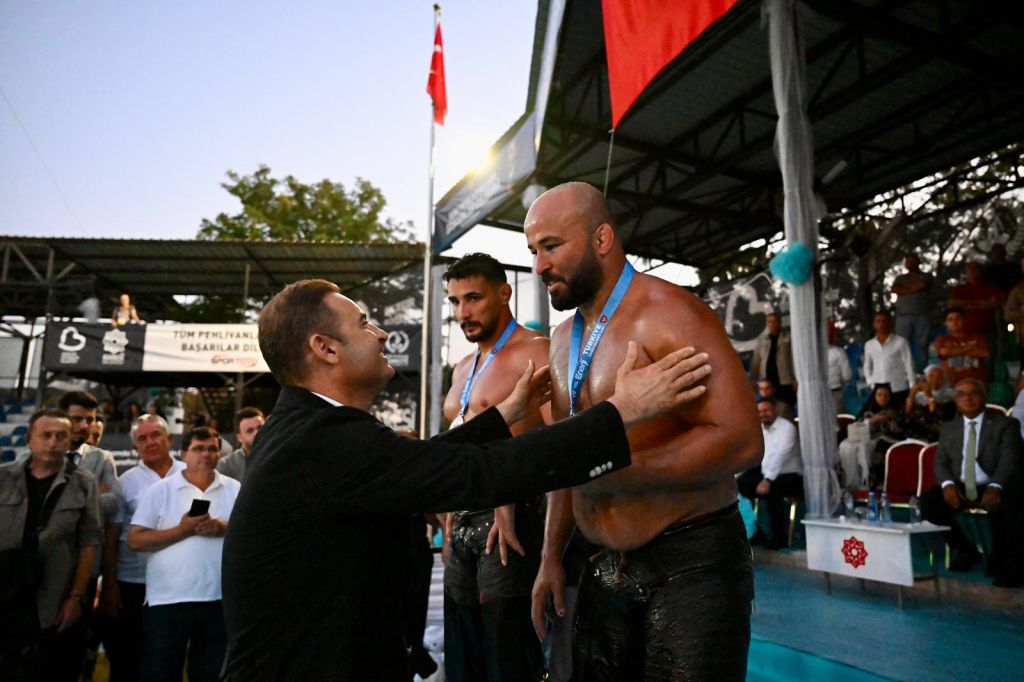 65. Geleneksel Kurtdereli Mehmet Pehlivan Yagli Gureslerinin Baspehlivani Orhan Okulu 10 - Marmara Bölge Gazetesi