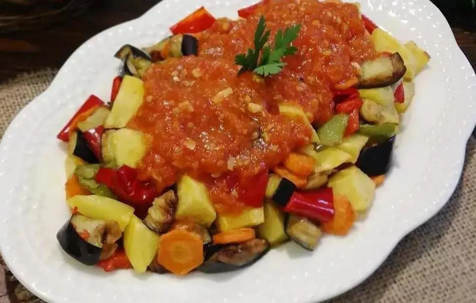 Balıkesir mutfağının yaz klasiği karışık kızartma, taze sebzeler, zeytinyağı ve