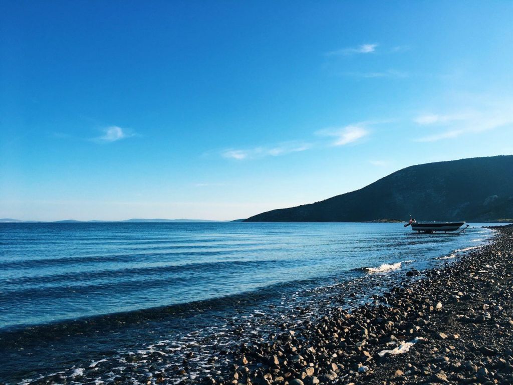 Çeşme’nin kalabalığından, Urla’nın yüksek fiyatlarından uzak bir kaçış noktası arıyorsanız