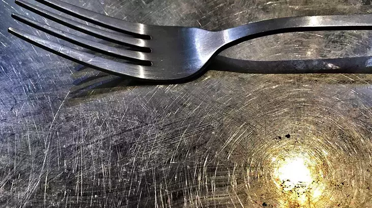 Balıkesirli ev hanımlarının gözdesi olacak bu yöntemlerle çizik çizik çeliklere