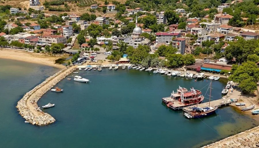 Balıkesir'in Erdek ilçesine bağlı Tatlısu Mahallesi, tertemiz sahili ve sakin