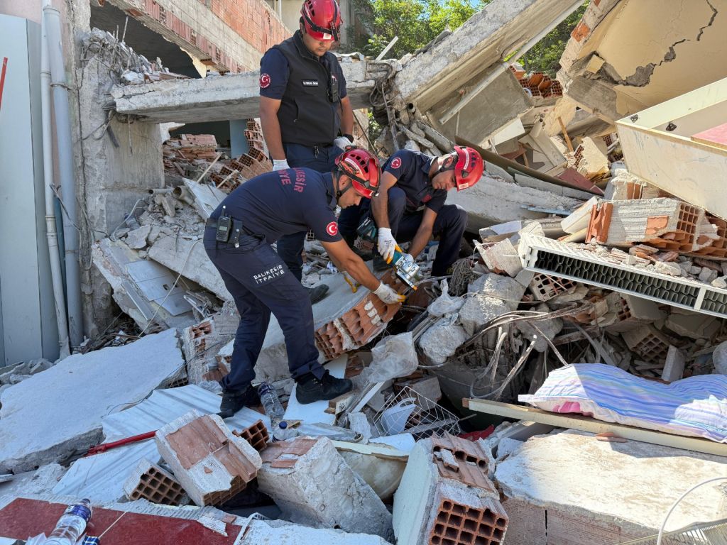 Balıkesir’in Sındırgı ilçesinde meydana gelen 6.1 büyüklüğündeki deprem sonrası kent