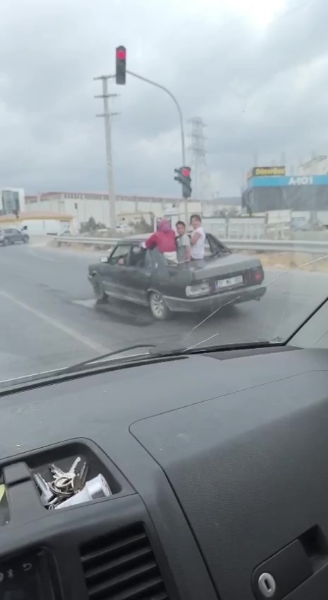 TOFAŞ Skandalı! Çocuklar Otomobilden Dışarı Sarktı AW509441 01 - Marmara Bölge Gazetesi
